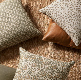 Laurel Pillow 22" x 22"
